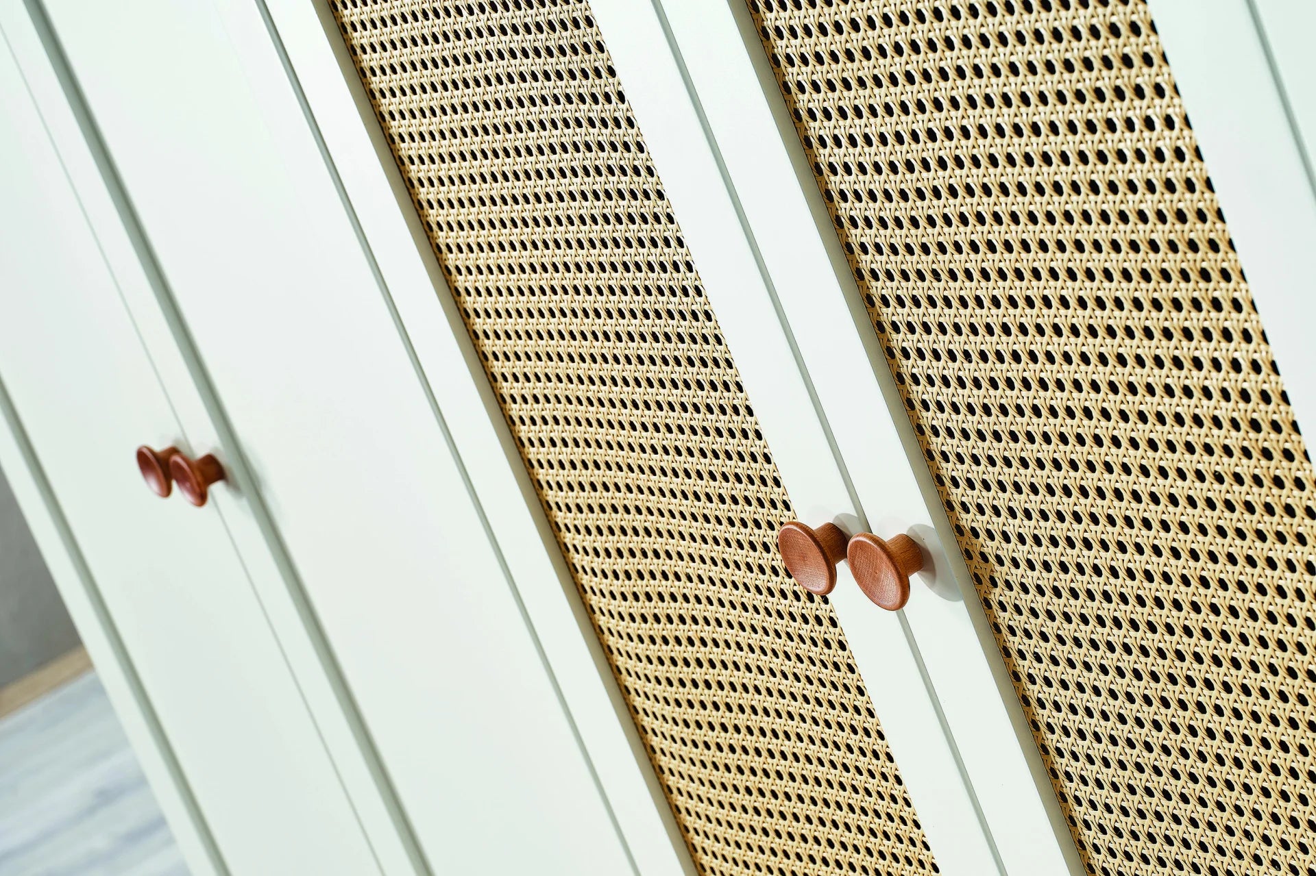 AKUA Kleiderschrank