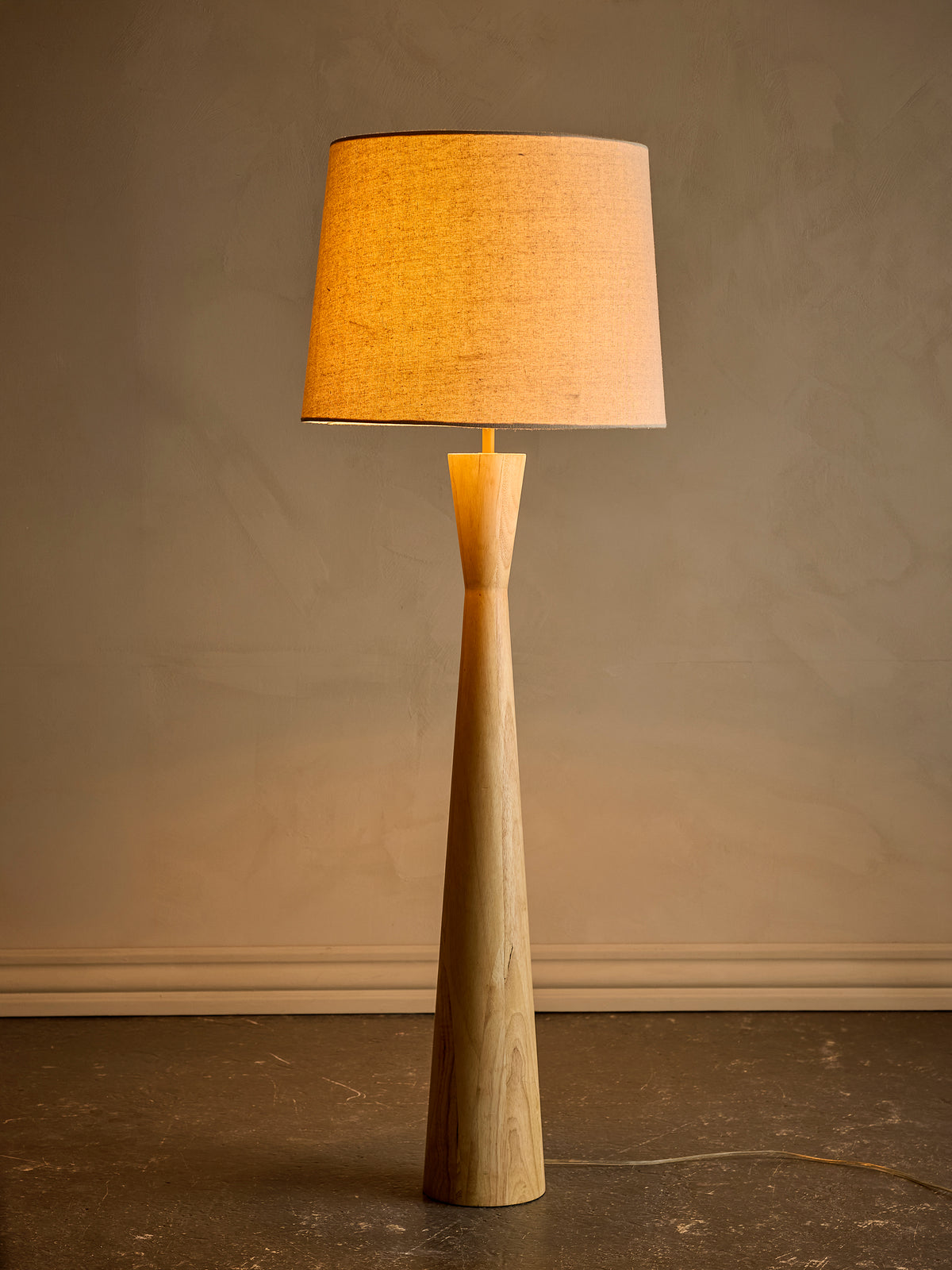 Leonor Stehlampe – Natur, Gummibaumholz