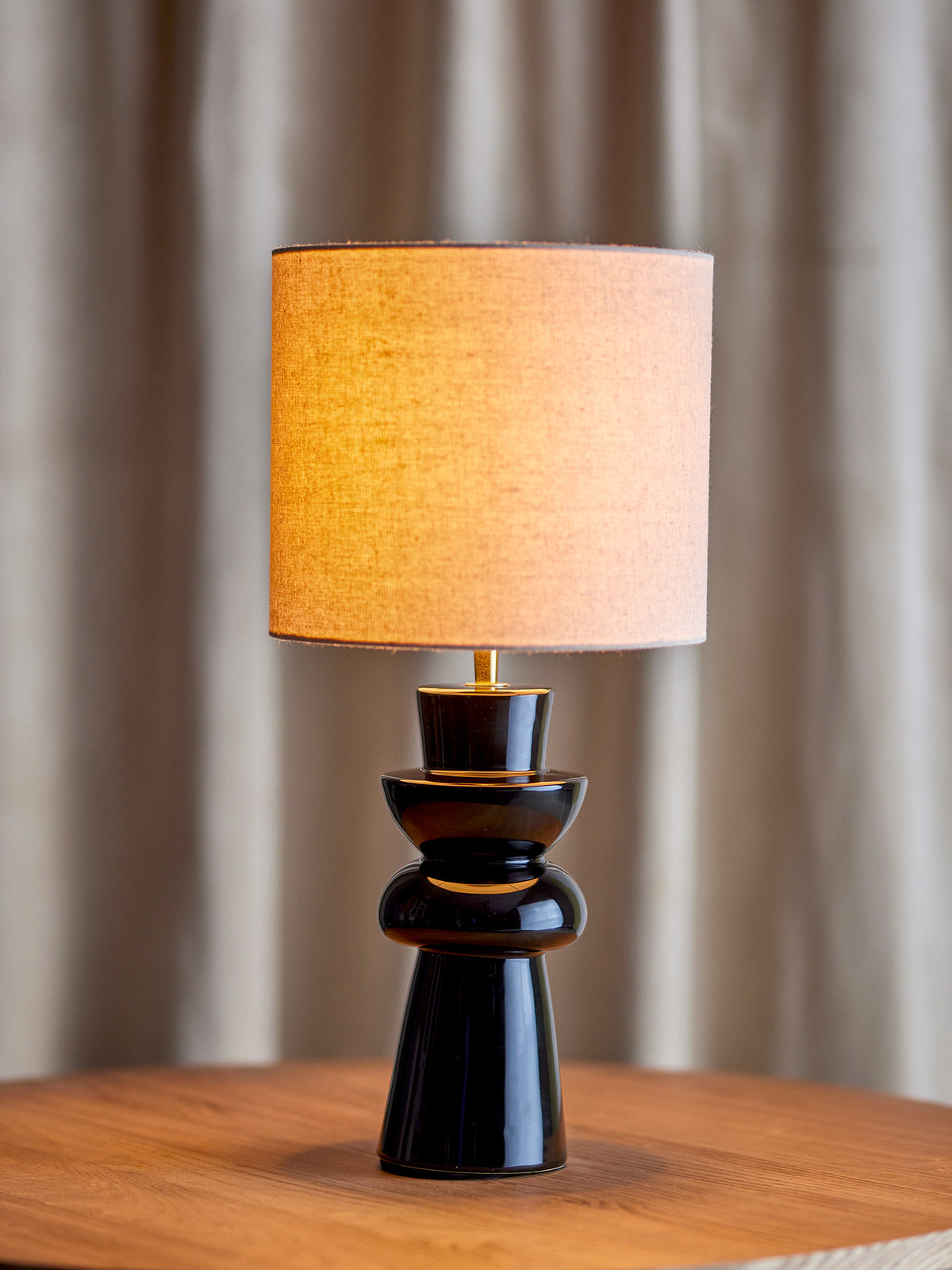 Lio Tischlampe – Schwarz, Steingut