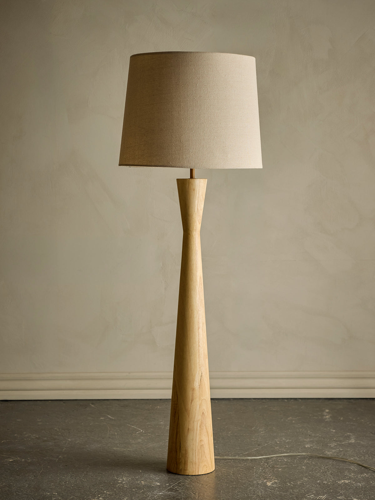 Leonor Stehlampe – Natur, Gummibaumholz